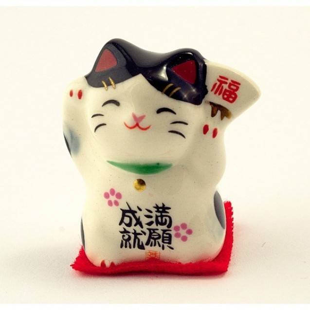 Манэки нэко, кот с поднятой лапой у головы, – это китайская или японская статуэтка?