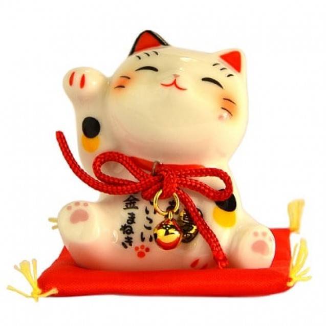 Манэки нэко, кот с поднятой лапой у головы, – это китайская или японская статуэтка?