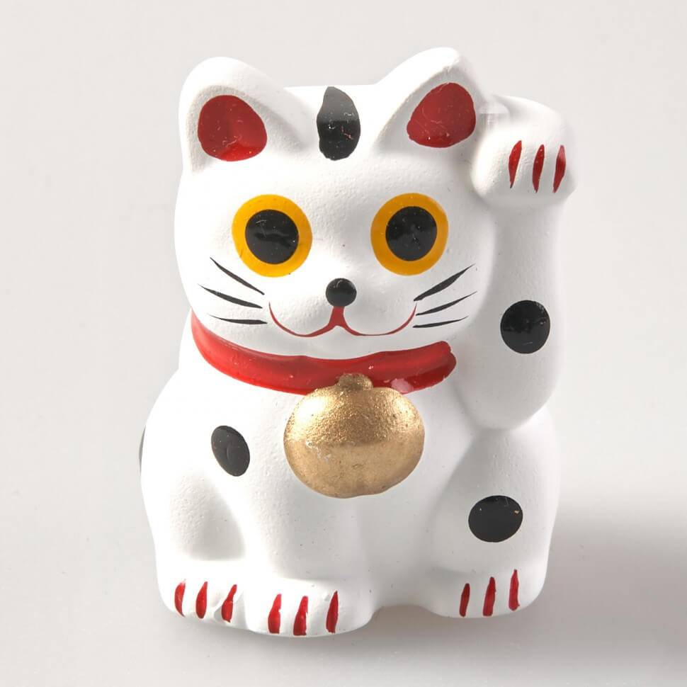 Что означает сувенир кошка машущая лапой. кошка машущая лапой. манеки неко в дословном переводе с японского обозначает «манящую кошку» и представляет собой фарфоровую или керамическую фигурку кота с п