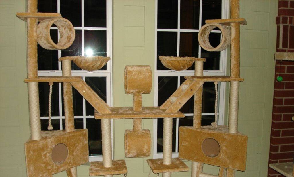 Домики для кошки (70 фото): большие кошачьи домики-лежанки, мягкие игровые модели для кота, высокие плетеные домики, подвесные двухэтажные варианты из дерева