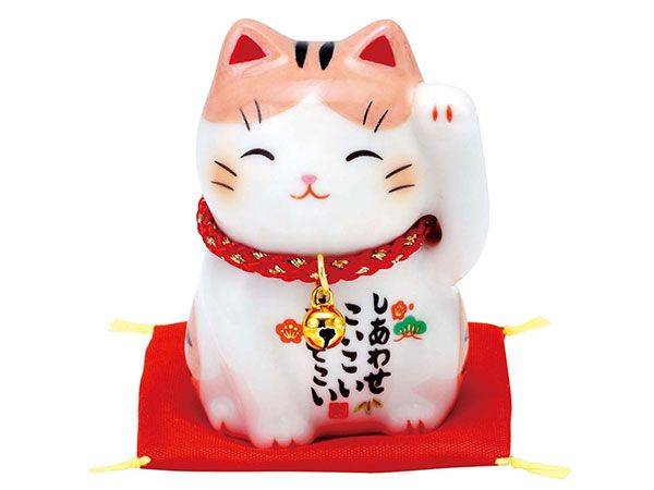 Манэки-нэко: японская кошка с поднятой лапой, история и значение